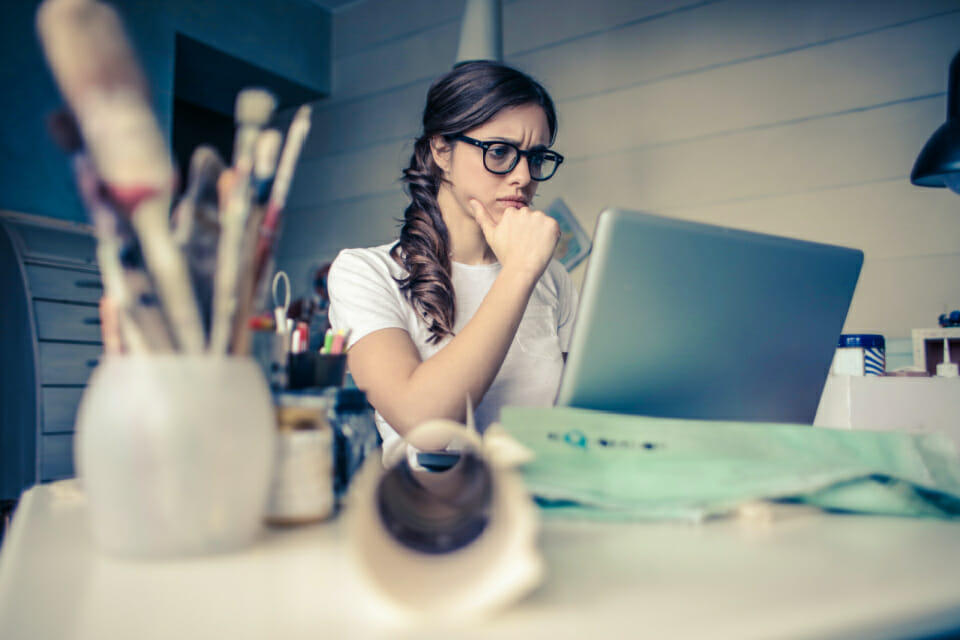 Woman with stress in front of a laptop